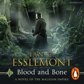 Een ridder in maliënkolder en helm met zwaard, in een overwoekerde ruïne, met de titel 'Blood and Bone' van Ian C. Esslemont.