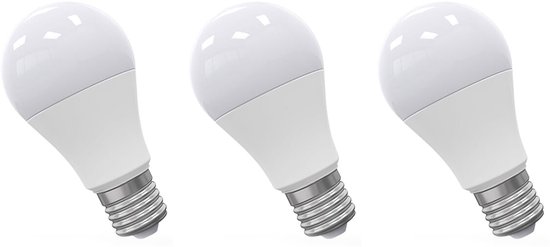 Drie witte E27 LED lampen die schuin op een witte achtergrond staan.