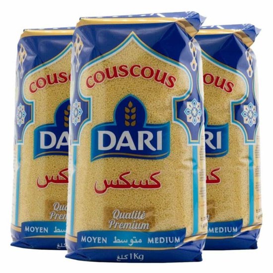 Drie zakken Dari couscous medium, elk 1 kg. Blauwe verpakking met gouden details en Arabische tekst.
