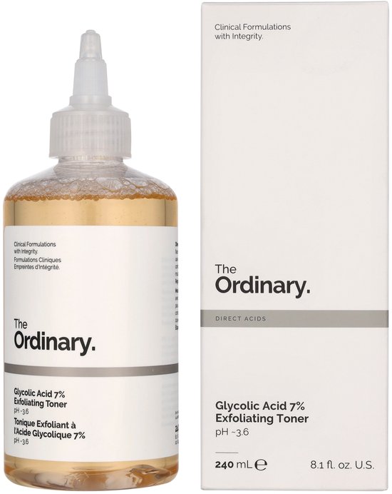 The Ordinary Glycolic Acid 7% Exfoliating Toner in een doorzichtige fles met witte dop en lichtgele vloeistof. Naast de fles staat de witte verpakking.