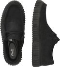 Boven- en zijaanzicht van zwarte suède Clarks Torhill Lo veterschoenen met dikke zwarte zool.
