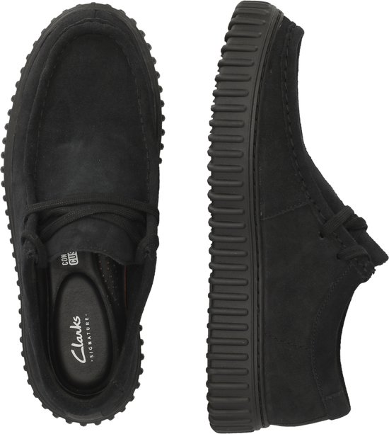 Boven- en zijaanzicht van zwarte suède Clarks Torhill Lo veterschoenen met dikke zwarte zool.