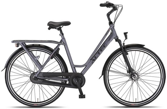 Donkergrijze damesfiets met bagagedrager, spatborden en verlichting. Frame met "ALTEC" logo.