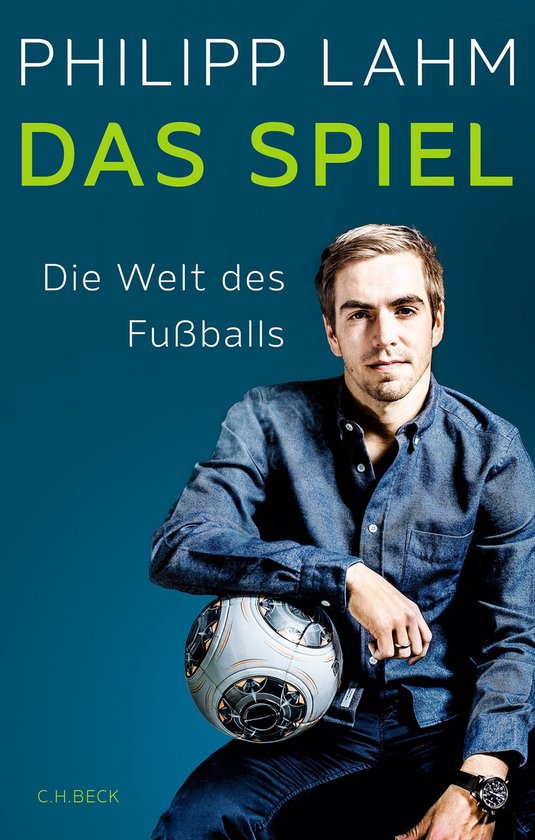 Philipp Lahm met een voetbal, "Das Spiel, Die Welt des Fußballs" in groen en wit.