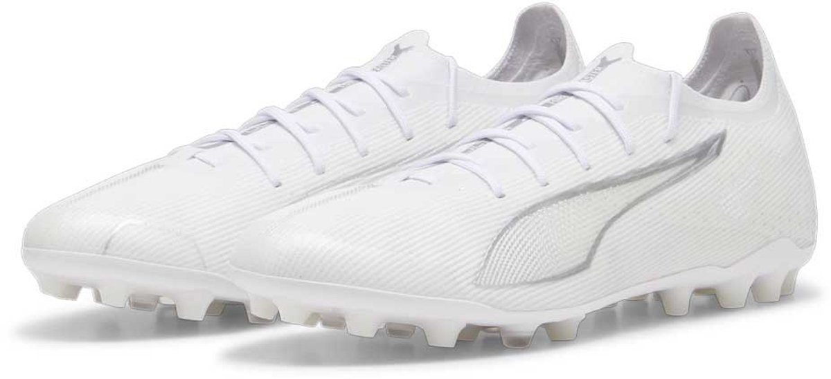 Puma Ultra 5 Ultimate Mg voetbalschoenen in wit, EU 43, met lichtgewicht ontwerp en stabiliserend PWRTAPE SQD-frame.