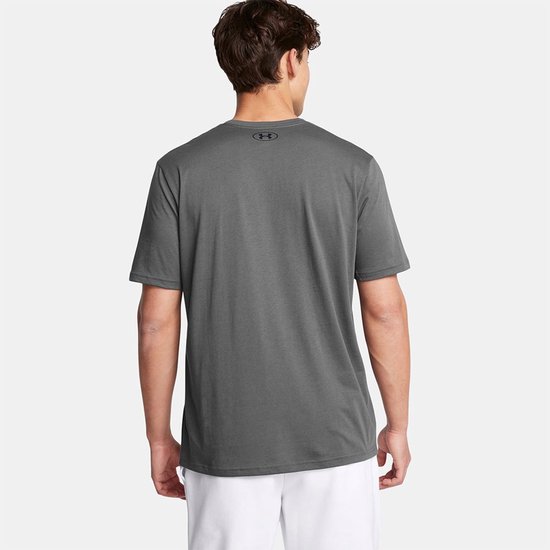 Man in grijs Under Armour sportshirt, achterkant, met logo op de nek.
