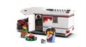 Lego City camper met twee figuren bij een kampvuur.