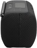 Zijzicht van de zwarte JBL Tuner 3 radio speaker met antenne.
