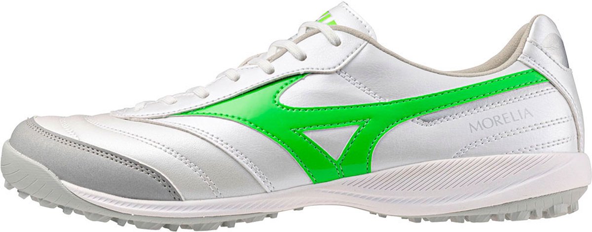 Witte Mizuno Morelia Sala Pro TF voetbalschoenen met groene accenten, lichtgewicht microvezel bovenwerk en flexibele zool.