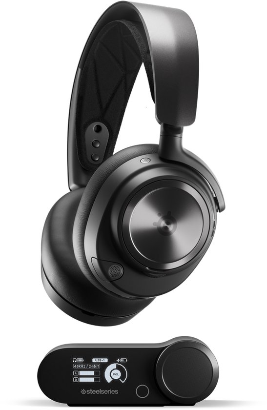 Zwarte SteelSeries Arctis Nova Pro gaming headset en bijbehorend basisstation met draaiknop, zwevend op zwarte achtergrond.