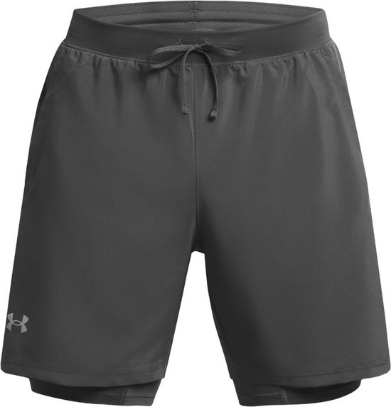 Grijze Under Armour sportshort met ingebouwde ondershort, trekkoord en reflecterende logo.