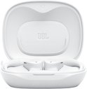Witte oordopjes in open witte oplaadcase met JBL logo.