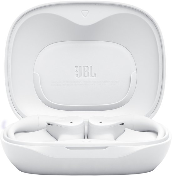 Witte oordopjes in open witte oplaadcase met JBL logo.