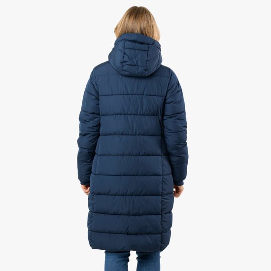 Achterkant van een vrouw in een lange, donkerblauwe, gewatteerde winterjas.