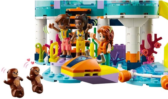 Autumn, Leo en Kayla spelen met een jetski en twee zeeotters bij het LEGO Friends Reddingscentrum op zee.