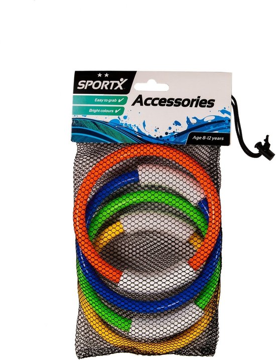 Een netzak met gekleurde duikringen en vier losse ringen: groen, oranje, blauw en geel.