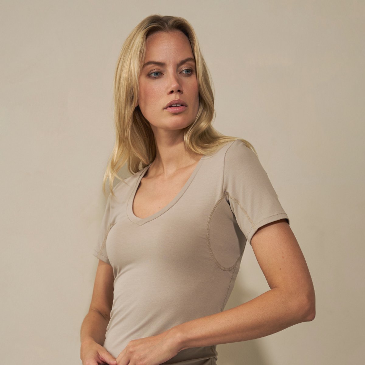 Anti-zweet, Geurwerend & Onzichtbaar Onder Blouse – Lyocell-Katoen Stretch - LABFRESH Dames V-hals Ondershirt Khaki