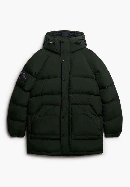 Lange, donkergroene, gewatteerde parka met capuchon, gedetailleerde voorzijde met knopen en zakken.