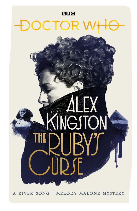 Boekomslag van Doctor Who: The Ruby's Curse met een illustratie van Alex Kingston als River Song, die een donkere jas draagt.