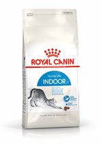 Zak Royal Canin Home Life Indoor 27 droogvoer voor katten, met afbeelding van een rekkende kat.