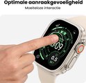 Hand die het scherm van een Apple Watch Ultra 3 met beschermhoes aanraakt. De tekst zegt 'Optimale aanraakgevoeligheid'.