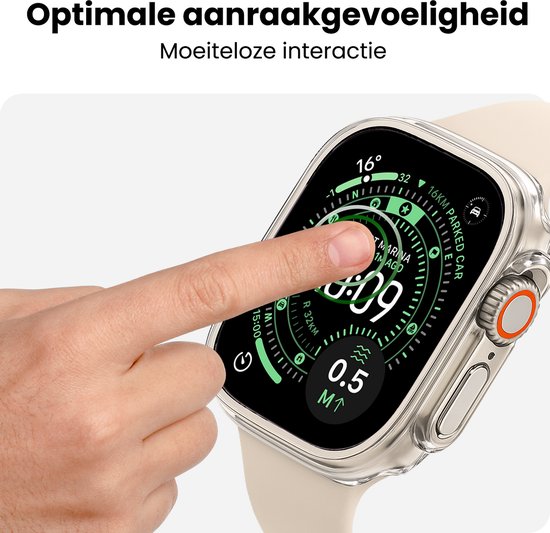 Hand die het scherm van een Apple Watch Ultra 3 met beschermhoes aanraakt. De tekst zegt 'Optimale aanraakgevoeligheid'.
