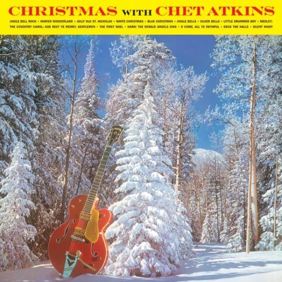 Albumhoes "Christmas With Chet Atkins" met een rode gitaar voor besneeuwde bomen en tekst in gele letters.