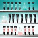 Rijen met e.l.f. primers in transparante, zwarte en roze tubes op schappen met reageerbuizen.
