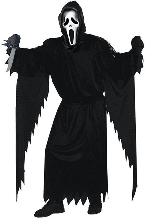 Een persoon in een zwart kostuum met puntige mouwen en een griezelig masker, houdt een speelgoedmes vast.