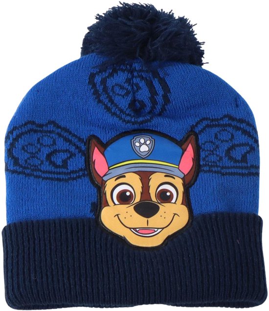 Een blauwe gebreide muts met pompon en een patch van Chase uit Paw Patrol.