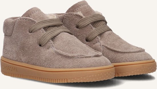 Paar taupe suède Shoesme schoentjes met bruine veter en bruine zool.