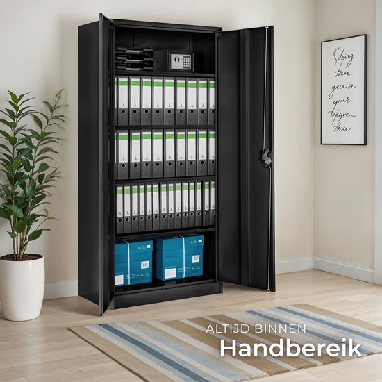 Zwarte archiefkast met open deuren, gevuld met ordners, in een lichte kamer met een plant en een gestreepte deken.