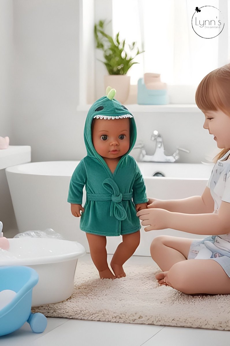 Poppenkleertjes voor babypop 43 cm - Groene dino badjas - In cadeauzakje - Poppenkleding geschikt voor o.a. Baby Born pop — afbeelding 4