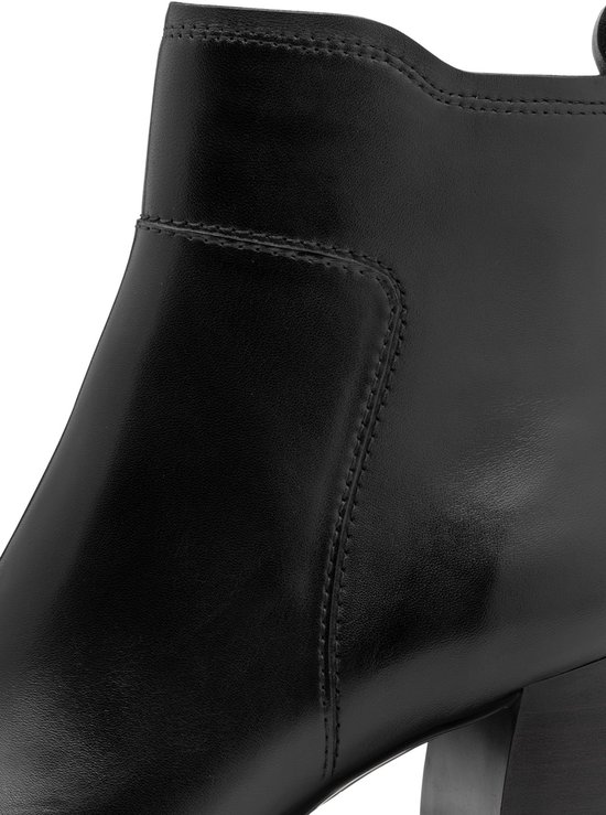 Detail van de schacht van een zwarte Tamaris laars met sierstiksels.