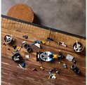 LEGO Williams Racing FW14B F1-auto in aanbouw met losse bouwstenen, banden en stickers op een houten tafel.