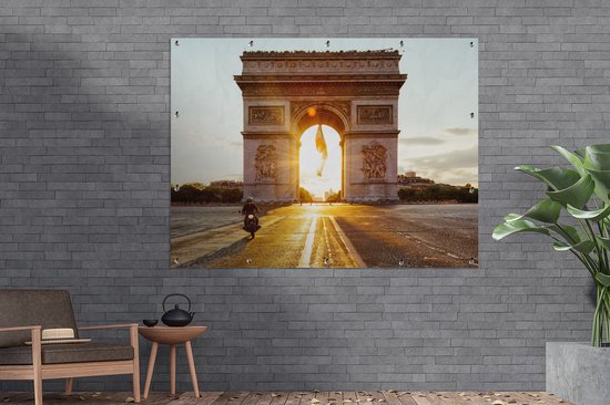 Le soleil éclatant qui brille à travers l'Arc de Triomphe sur une place calme en France Affiche de jardin 160x120 cm - Toile de jardin / Toile d'extérieur / Peintures d'extérieur (décoration de jardin) XXL / Groot format!