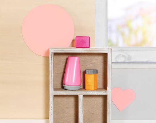 Opbergkast met roze lamp, oranje medicijndoos, en een roze hartje.