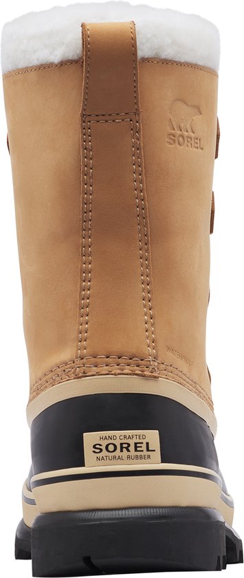 Achterzicht van bruine Sorel snowboots met zwarte rubberen voetzool, crèmekleurige rand en wit bont.