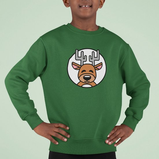 Kind draagt een groene sweater met een rendierprint in een witte cirkel op de borst.