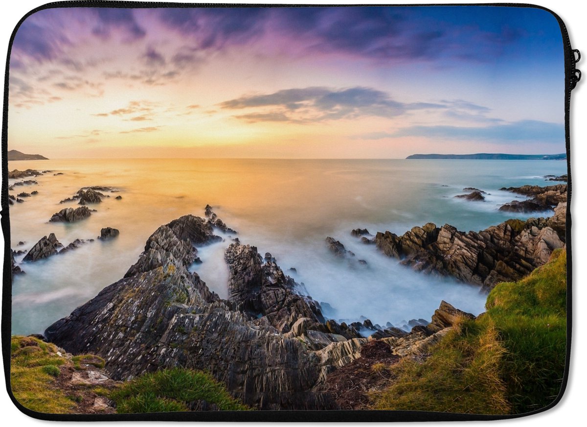 Laptophoes 14 inch - Zonsondergang - Horizon - Water - Landschap - Blauw - Laptop sleeve - Binnenmaat 33x23 cm - Zwarte achterkant
