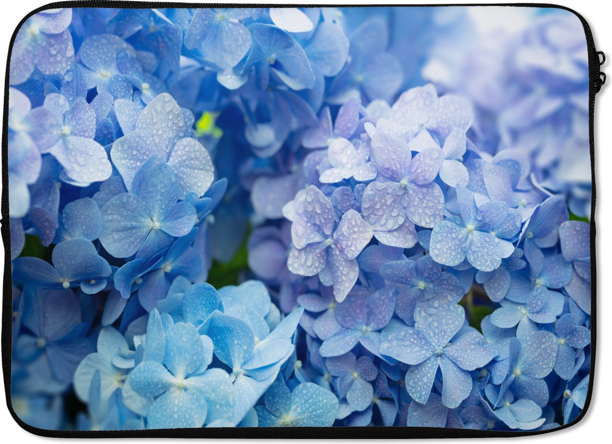 Laptophoes 13 inch - Hortensia - Waterdruppel - Bloemen - Botanisch - Blauw - Laptop sleeve - Binnenmaat 32x22,5 cm - Zwarte achterkant