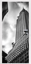 Deursticker Chrysler Gebouw in New York vanaf de onderkant gemaakt in zwart-wit - 90x205 cm - Deurposter