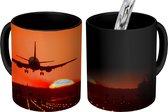 Magische Mok - Foto op Warmte Mokken - Koffiemok - Zonsondergang - Vliegtuig - Oranje - Zon - Magic Mok - Beker - 350 ML - Theemok