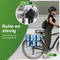 Vrouw met helm op een fiets, met een dubbele fietstas met blauw camouflagepatroon.