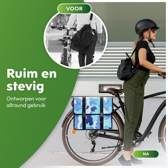 Vrouw met helm op een fiets, met een dubbele fietstas met blauw camouflagepatroon.