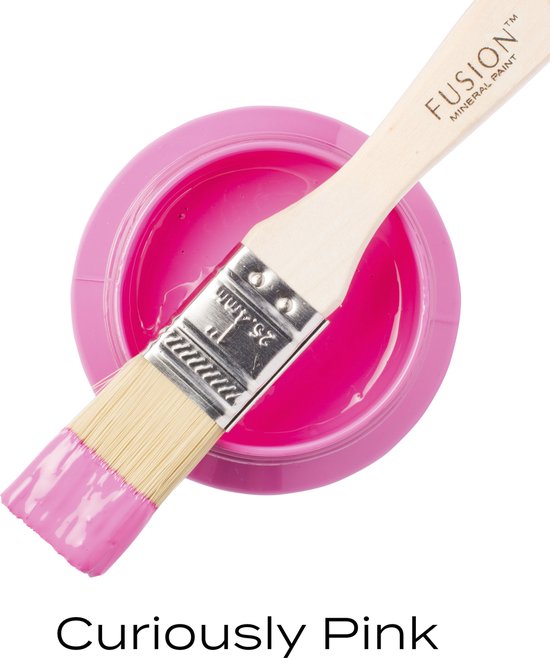 Kwast met felle roze verf, kleur Curiously Pink. De kwast is in een potje met dezelfde roze verf.