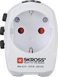 Witte Europese stekkeradapter met rode accenten en "SKROSS" logo. Max. 6.3 A - 1575 W - 250 V AC.