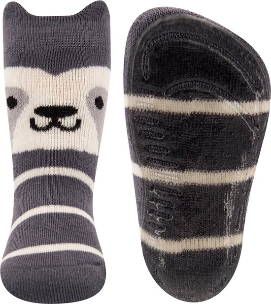 Grijze sokken met strepen en een wasbeergezicht. De zool heeft antislip.
