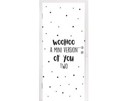 Deurposter 95x215 cm - Deursticker Woohoo a mini version of you two - Spreuken - Baby - Quotes - Meubelfolie zelfklevend - Deurfolie woonkamer - Interieurfolie fotobehang - Deur plakfolie - Deurstickers - Deurbehang sticker - Kamer decoratie