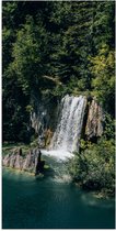 WallClassics - Poster Glossy - Cascade se jetant dans la mer - 50x100 cm Photo sur Papier Poster avec Finition Brillante